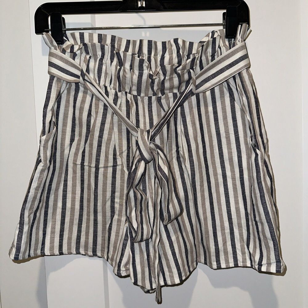 NWT- Francesca’s Mi Ami navy & beige Stripe Paper Bag Shorts Medium